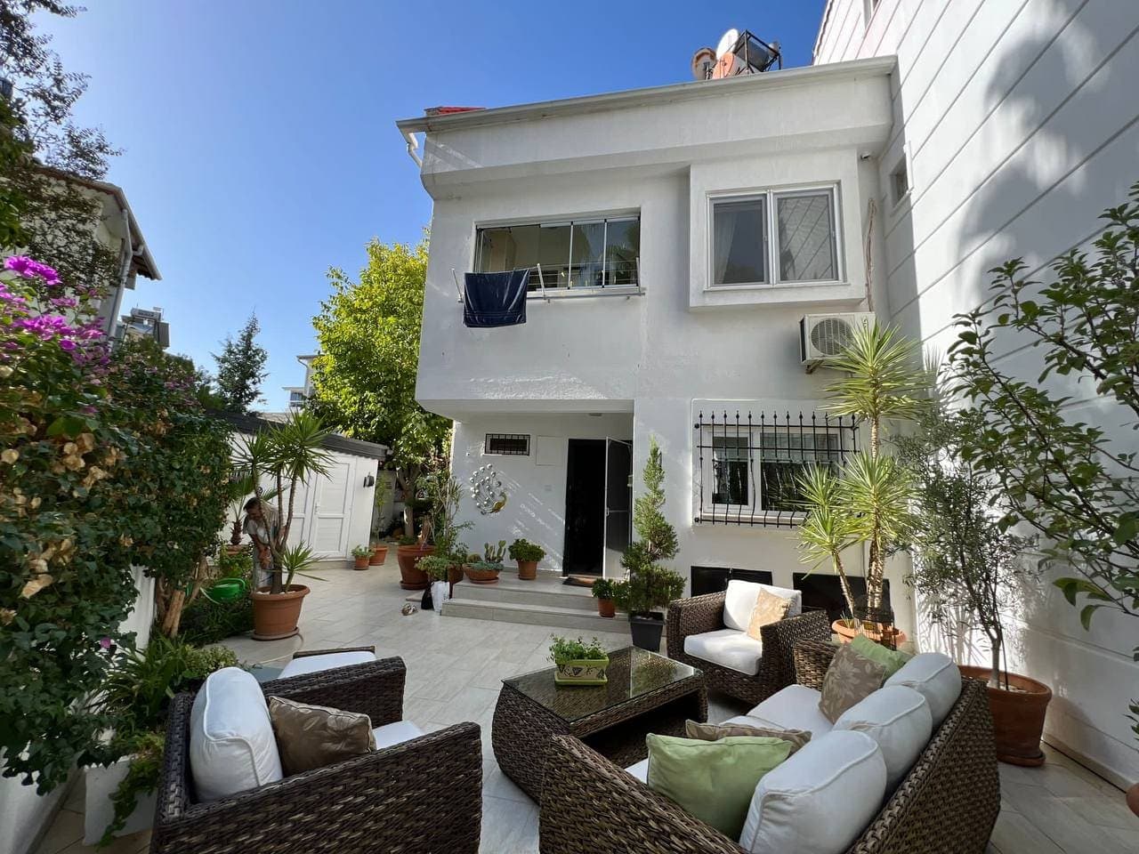 Oturma alanlı bahçe ve villa